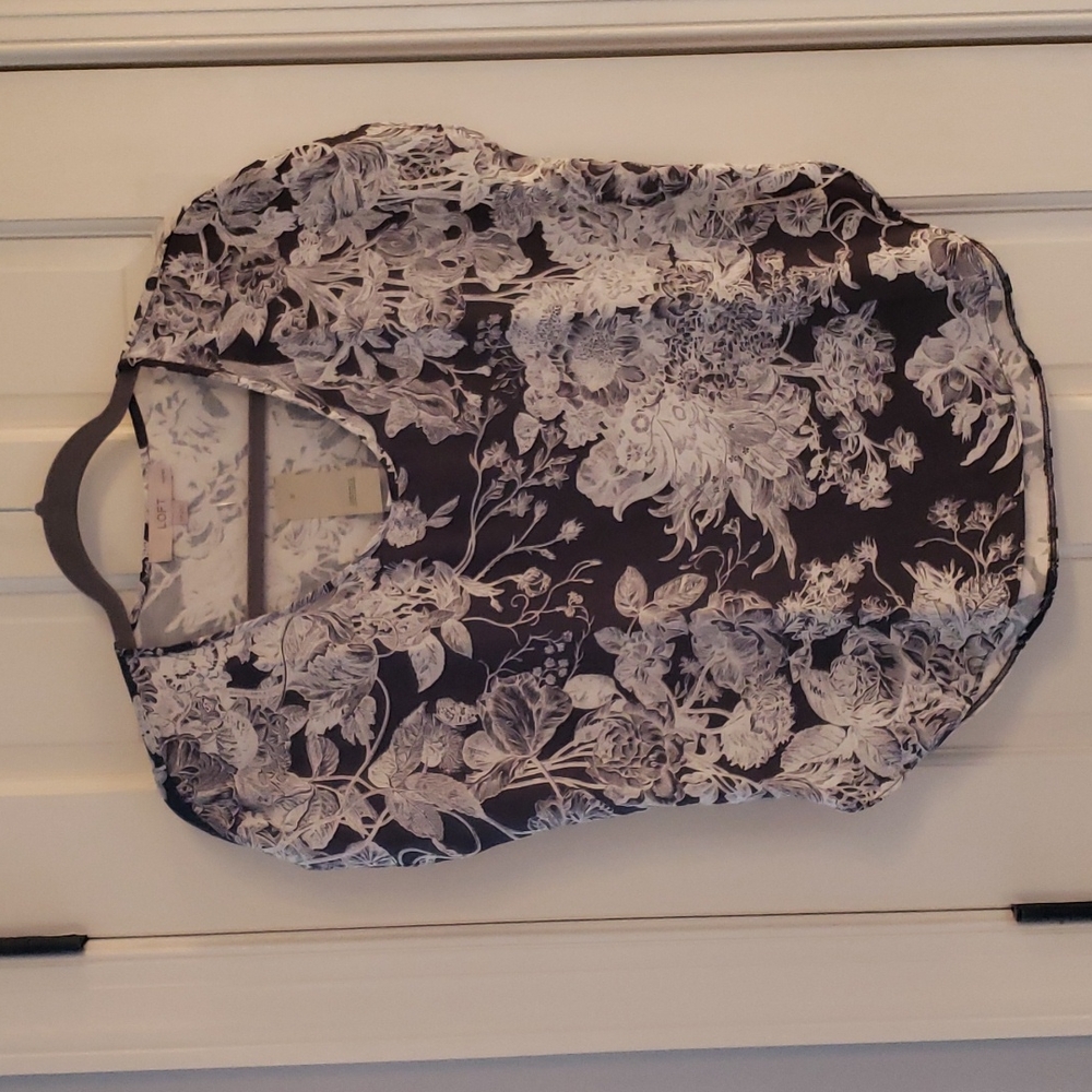 Silky flowy top Flower pattern from Loft